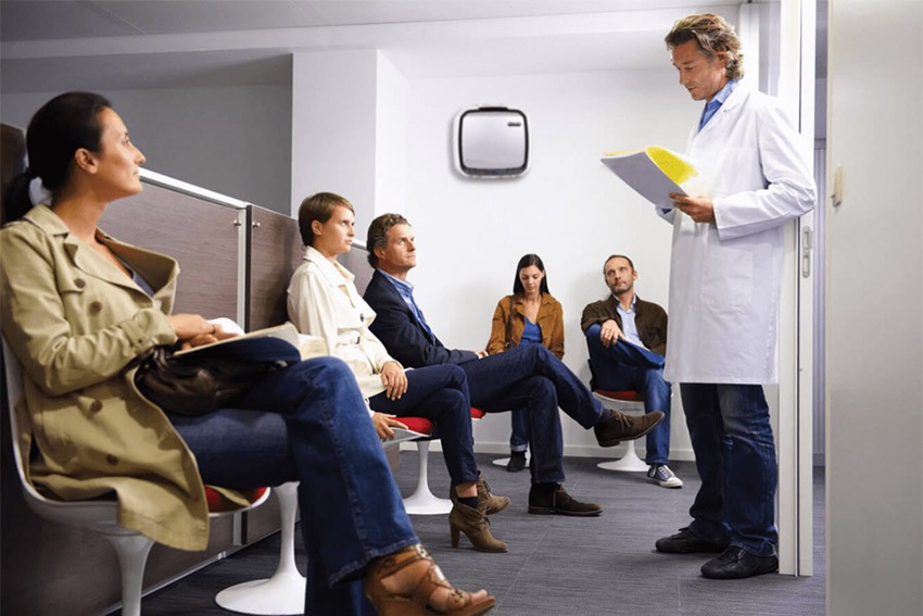 oczyszczacz powietrza Fellowes zamontowany na ścianie