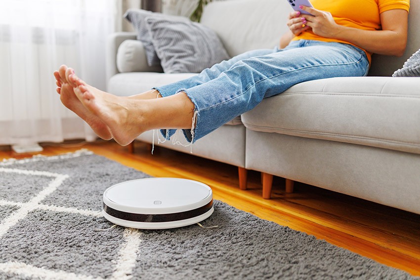 robot sprzątający podczas odkurzania dywanu