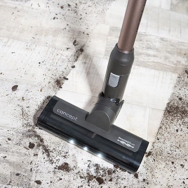 Odkurzacz bezprzewodowy marki Concept podczas odkurzania podłogi