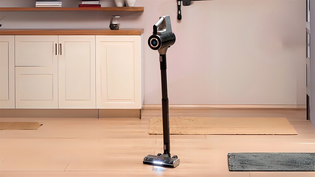 Odkurzacz pionowy Sharp w salonie