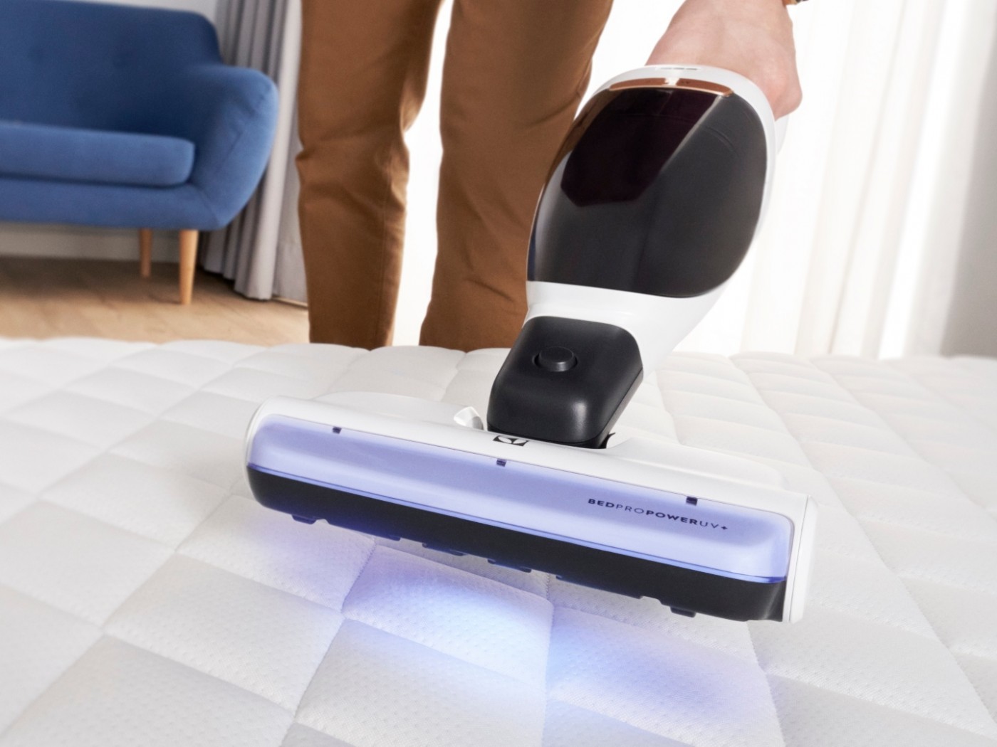 czyszczenie materacu z pomocą odkurzacza ręcznego z lampą UV