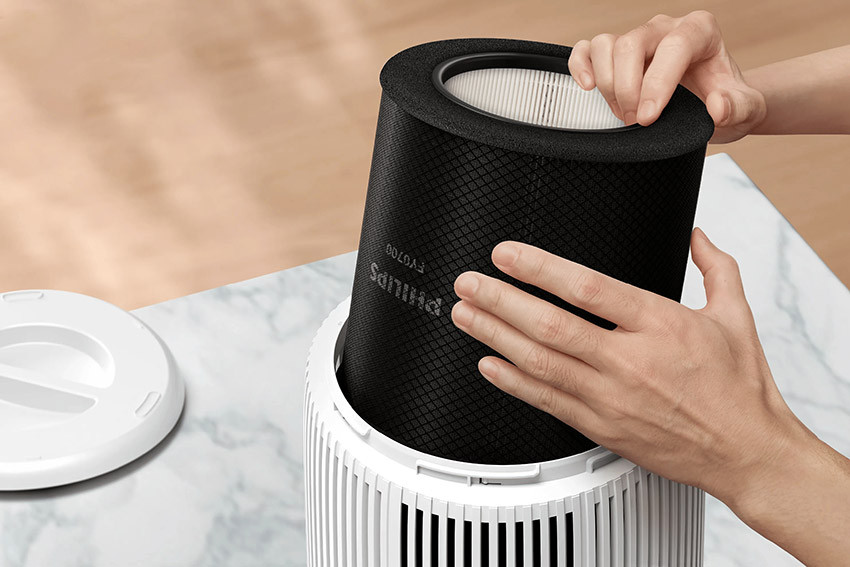 Wyjmowanie filtra FY0700/30 z podstawy oczyszczacza Philips AC0720/10