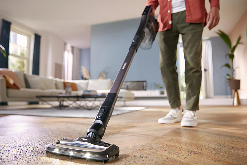 odkurzanie podłogi przez Philips AquaTrio 9000 XW9463/11