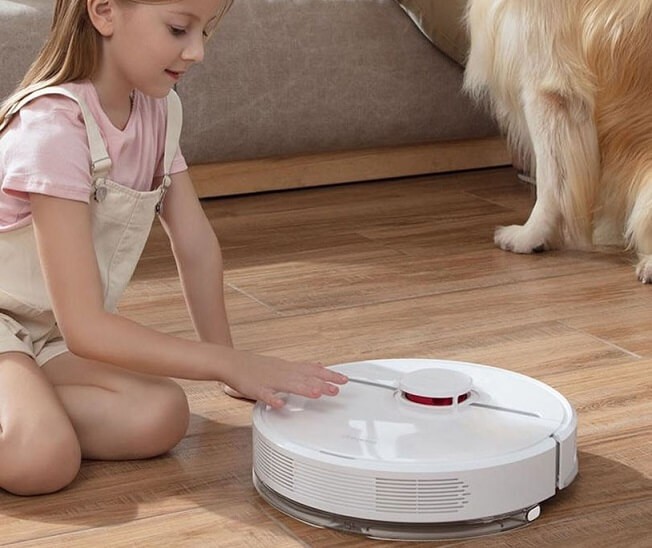 Robot sprzątający Dreame D9 w salonie - aranżacja