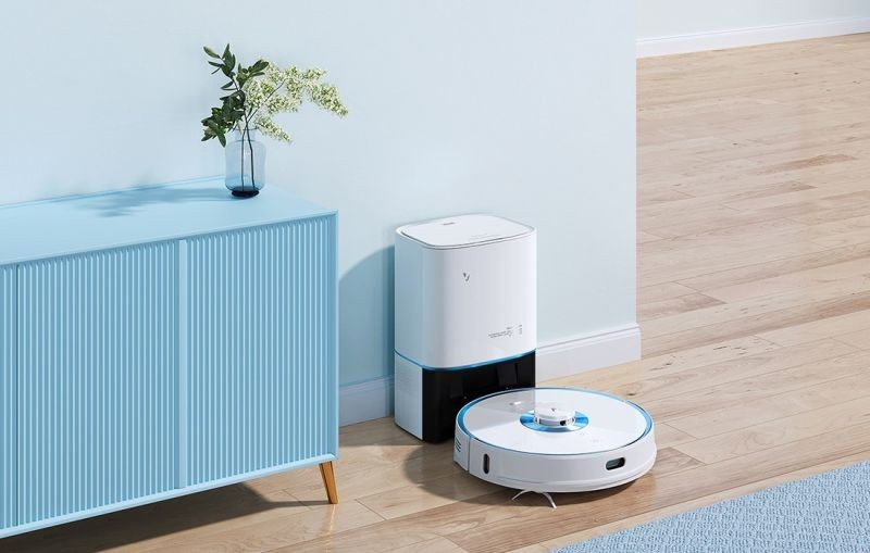 Robot sprzątający ze stacją opróżniania