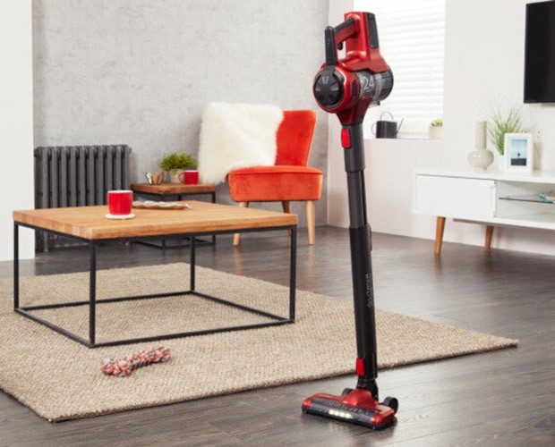 Pionowe parkowanie odkurzacza Sharp SA-VP1551BR