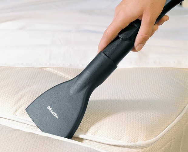 Ssawka podczas odkurzania materaca