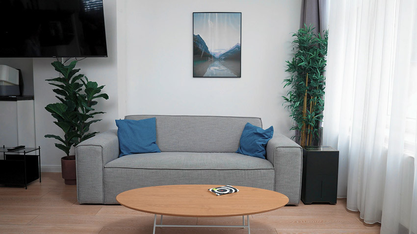 Stylies Mercure — osuszacz w salonie obok kanapy