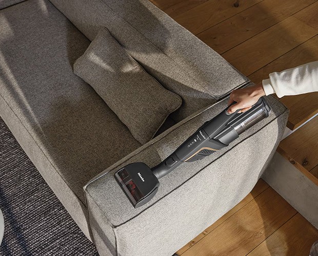 Szczotka ręczna Miele Electro Compact podczas odkurzania