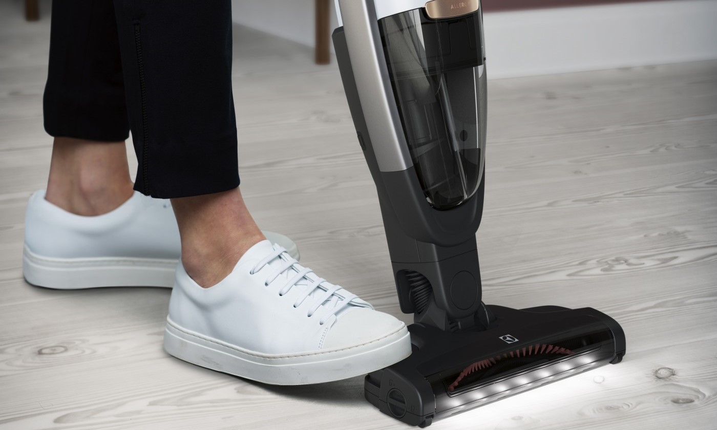 odkurzacz pionowy odkurza w zacienionym miejscu