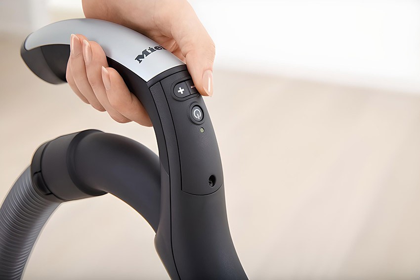 Uchwyt Comfrot i sterowanie w rączce dostępne w modelu Miele Blizzard CX1 Comfort