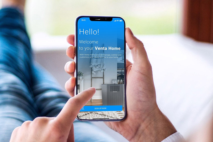 Sterowanie aplikacją Venta Home na telefonie trzymanym w dłoniach