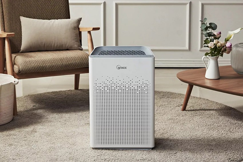 Oczyszczacz powietrza z jonizacją PlasmaWave Winix Zero S w salonie - aranżacja