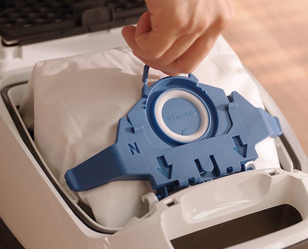 Zakładanie worka w odkurzaczu Miele