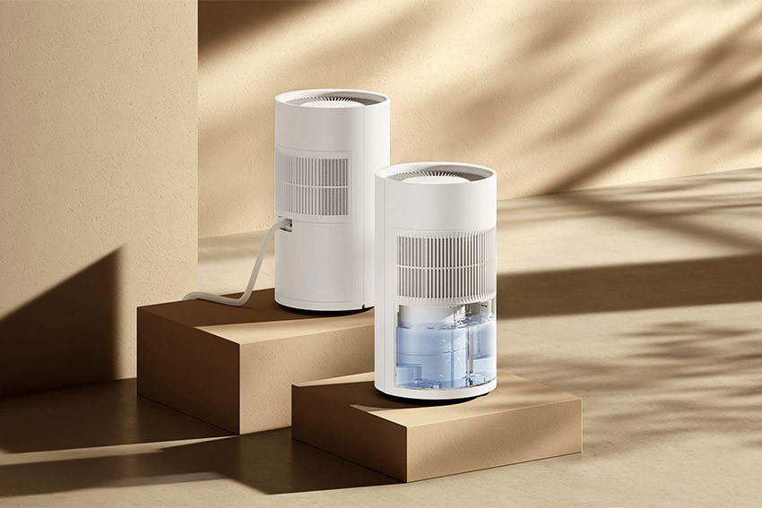 Dwa ujęcia Xiaomi Smart Dehumidifier Lite, w tym poglądowy przekrój z wodą w dolnym zbiorniku