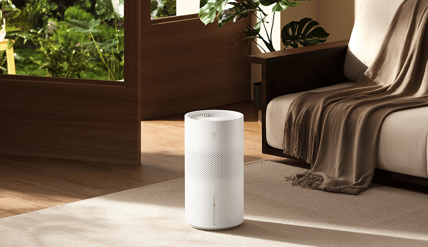 Xiaomi Smart Evaporative Humidifier Pro ustawiony przy fotelu w salonie