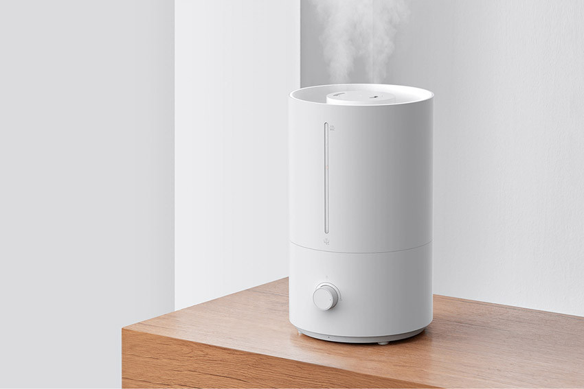 Xiaomi Smart Humidifier 2 Lite wytwarzający mgiełkę na drewnianej powierzchni
