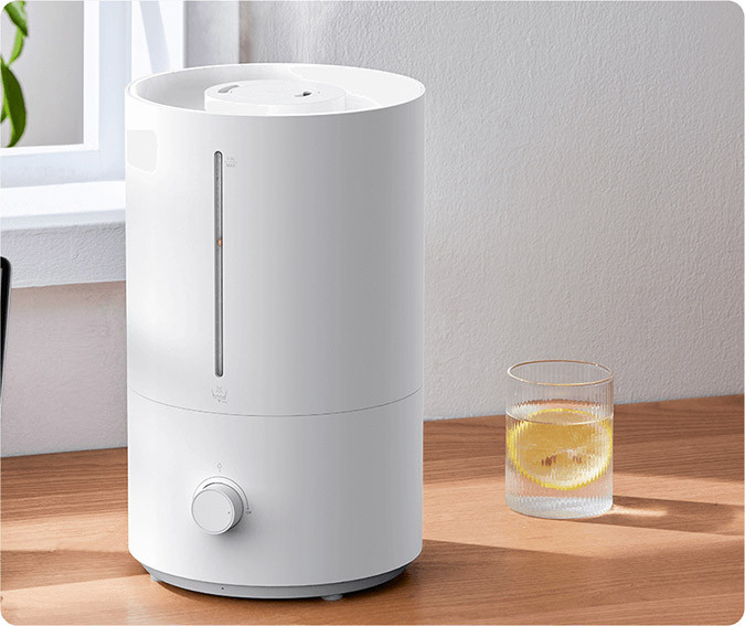 Xiaomi Smart Humidifier 2 Lite przy oknie obok szklanki z cytryną
