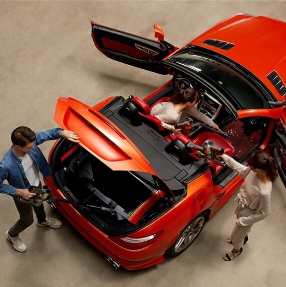 Czyszczenie samochodu z pomocą odkurzacza ręcznego