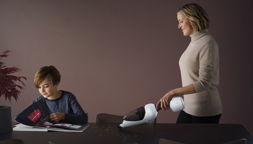 Sprzątanie stołu odkurzaczem ręcznym Electrolux 