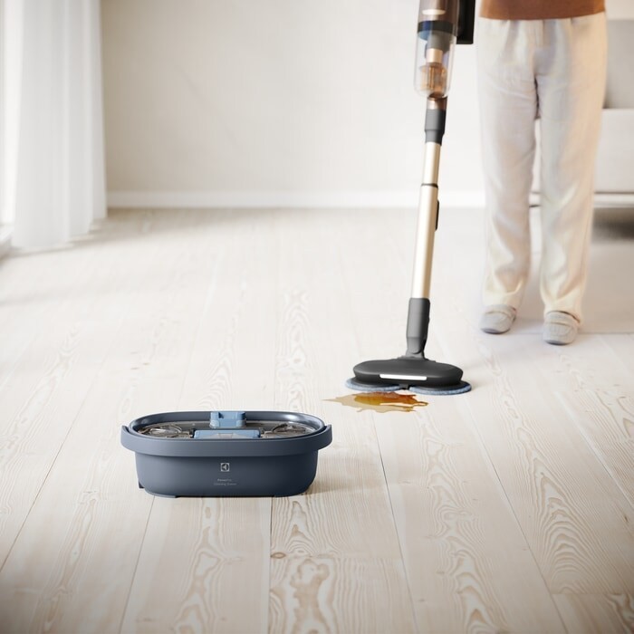 Mycie podłogi odkurzaczem pionowym