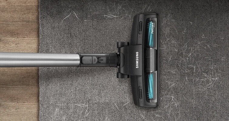 Sprzątanie sierści z dywanu odkurzaczem bezworkowym Samsung 