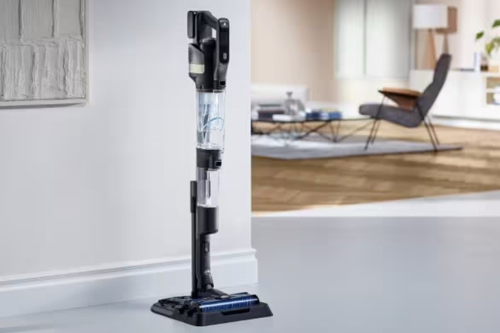 Odkurzacz pionowy Philips w salonie