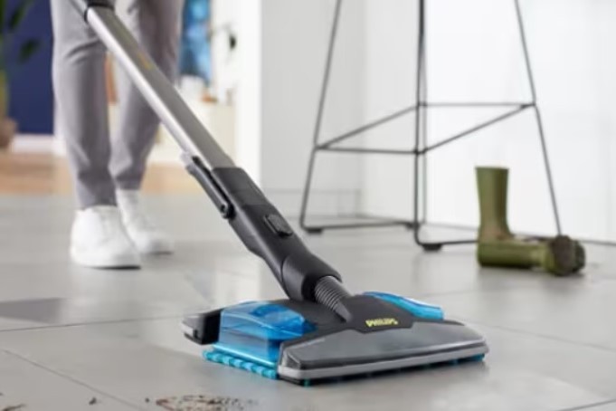 Odkurzanie i mopowanie odkurzaczem pionowym Philips