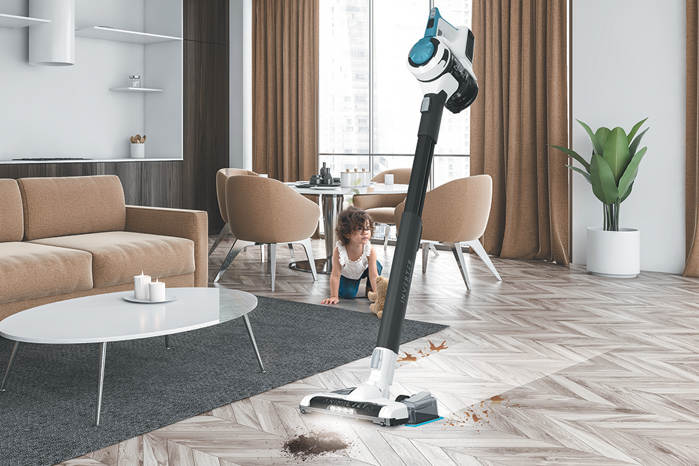Odkurzacz pionowy Sharp w salonie - prezentacja