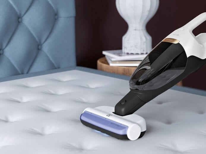 Odkurzanie materaca z pomocą odkurzacza ręcznego