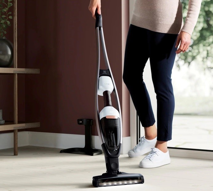 Czyszczenie podłogi odkurzaczem bezprzewodowym