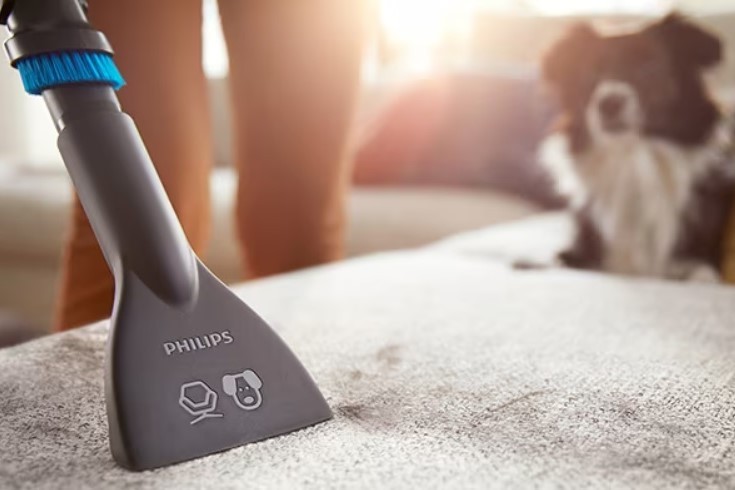 Odkurzanie sofy odkurzaczem pionowym Philips
