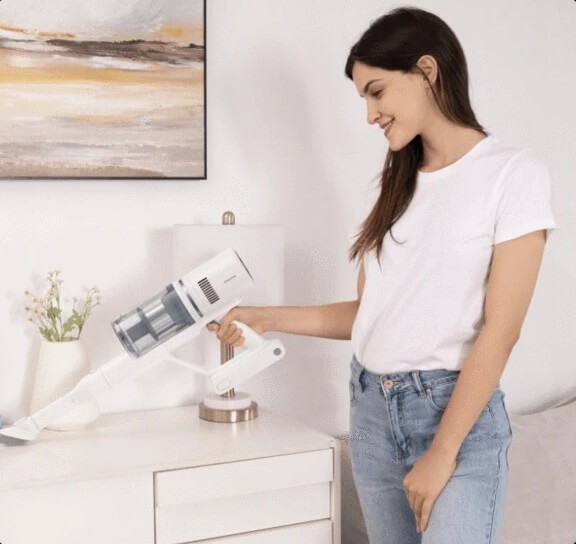 Ręczne odkurzanie mebli z odkurzaczem Dreame