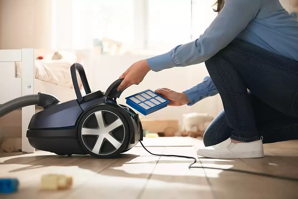 Wymiana filtra w tradycyjnym odkurzaczu