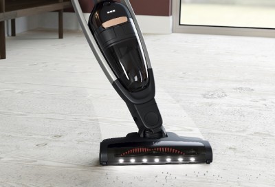 Zbieranie zanieczyszczeń odkurzaczem pionowym Electrolux 