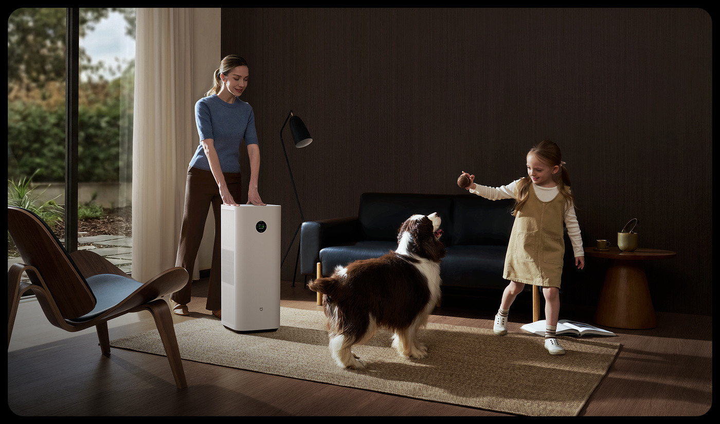Mijia Smart Air Purifier 6 Plus w salonie obok kobiety, dziecka i psa