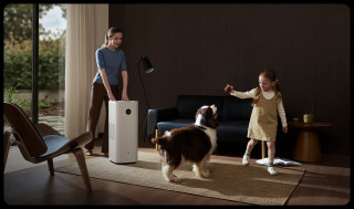 Mijia Smart Air Purifier 6 Plus - oczyszczacz ustawiony w salonie