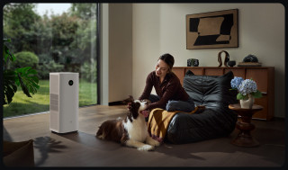 Mijia Smart Air Purifier 6 Plus - oczyszczacz ustawiony w pokoju