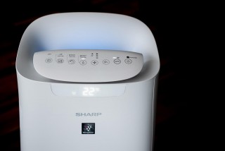 Aranżacja oczyszczacza Sharp UA-KIL80E-W