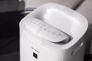 Aranżacja oczyszczacza Sharp UA-KIL80E-W