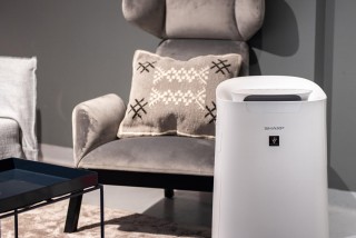 Aranżacja oczyszczacza Sharp UA-KIL80E-W