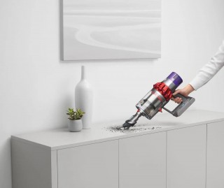 Dyson V10 Motorhead - odkurzanie