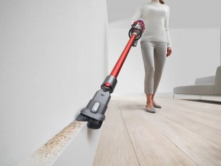 Dyson V10 Motorhead - odkurzanie