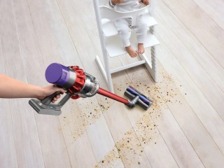 Dyson V10 Motorhead - odkurzanie