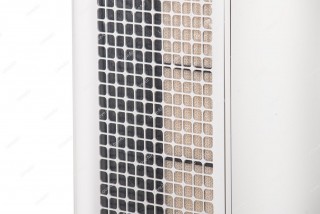 Sharp KC-G60EUW filtr wstępny, pod nim węglowy