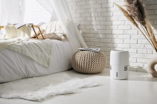 Klarta Humea WiFi - aranżacja nawilżacza w kolorze białym