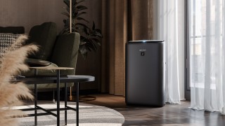 Sharp UA-KIN52E-H - aranżacja oczyszczacza w salonie