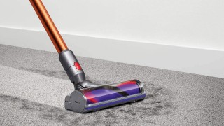 Dyson Cyclone V10™ Absolute - odkurzanie dywanu, zdjęcie lifestyle