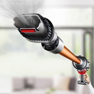 Dyson Cyclone V10™ Absolute - końcówka combi w działaniu