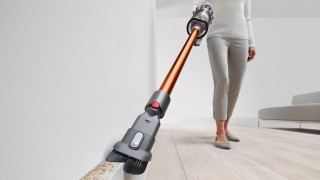 Dyson Cyclone V10™ Absolute - końcówka combi w działaniu